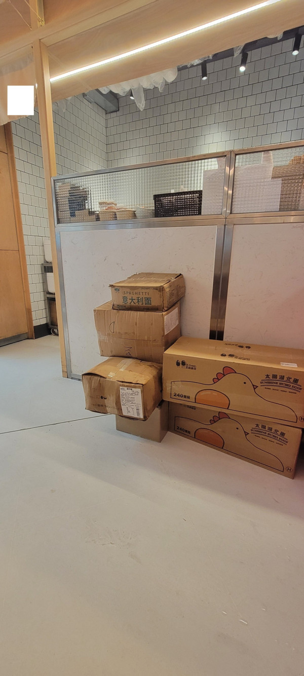 新式茶記陷預製蛋炒飯風波！紙箱列-18°C保存卻僅放地上出水／留言：飯都懶得炒