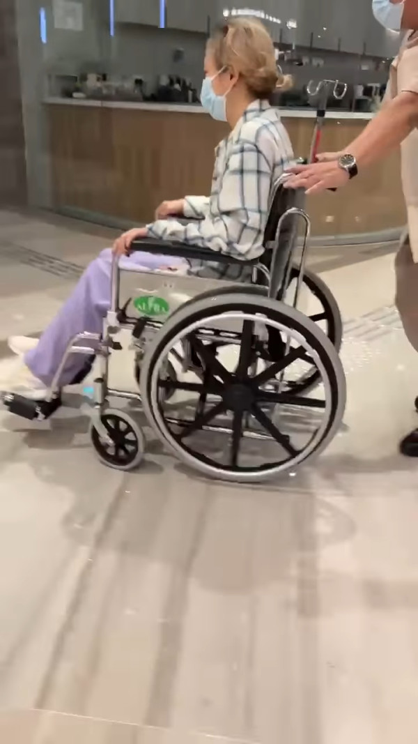 鄭秀文驚傳意外受傷入醫院休養十幾日 身體撕裂兩處需坐輪椅代步狀況曝光
