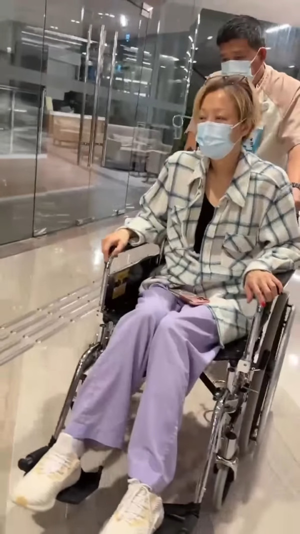 鄭秀文驚傳意外受傷入醫院休養十幾日 身體撕裂兩處需坐輪椅代步狀況曝光