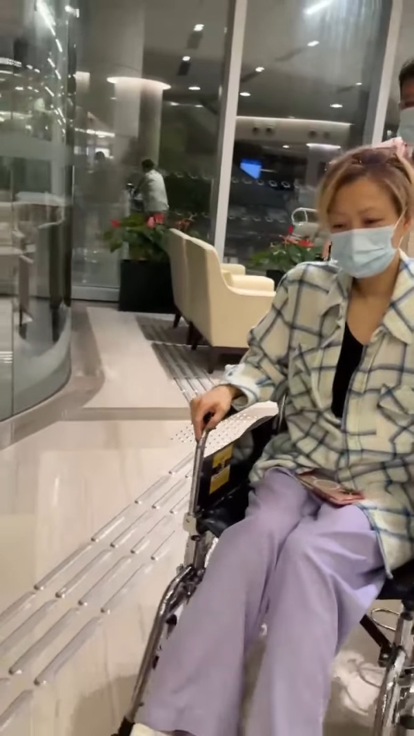 鄭秀文驚傳意外受傷入醫院休養十幾日 身體撕裂兩處需坐輪椅代步狀況曝光