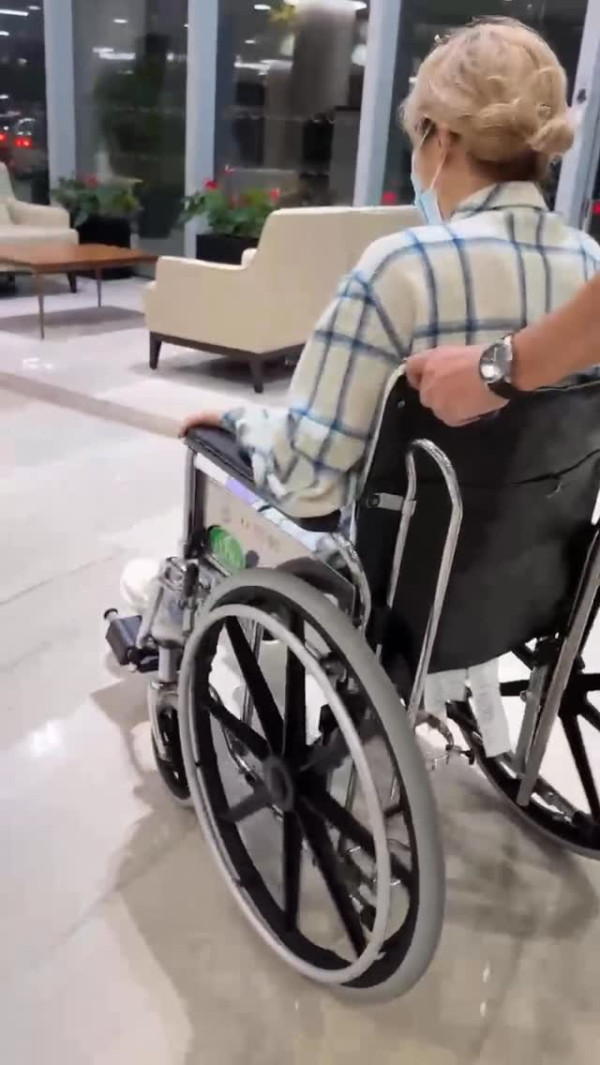 鄭秀文驚傳意外受傷入醫院休養十幾日 身體撕裂兩處需坐輪椅代步狀況曝光