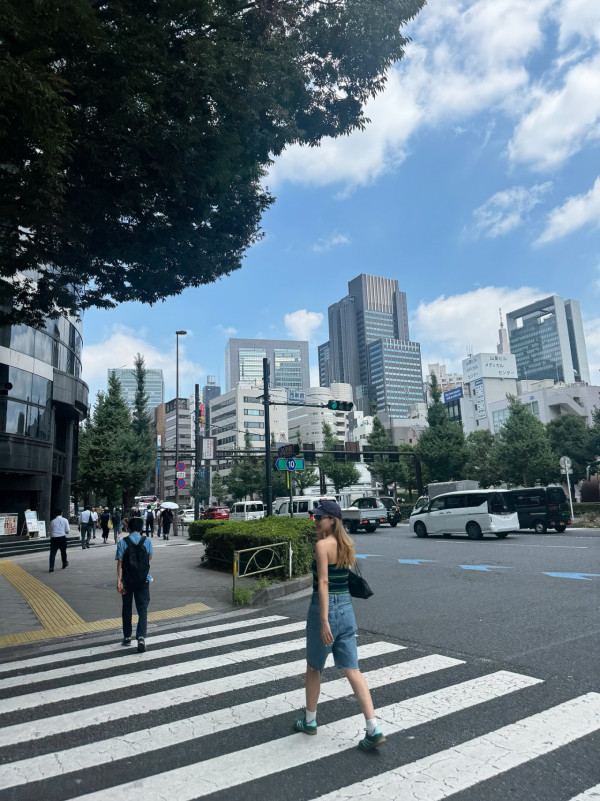 陳瀅晒黑色比堅尼胸前解鈕春光無限 胸壓一神秘男子狀甚親暱惹熱議