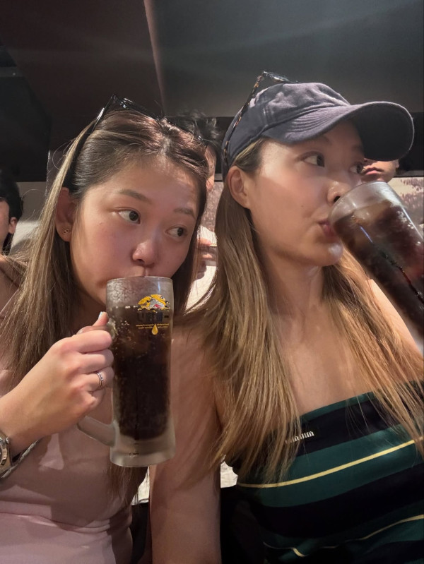 陳瀅晒黑色比堅尼胸前解鈕春光無限 胸壓一神秘男子狀甚親暱惹熱議