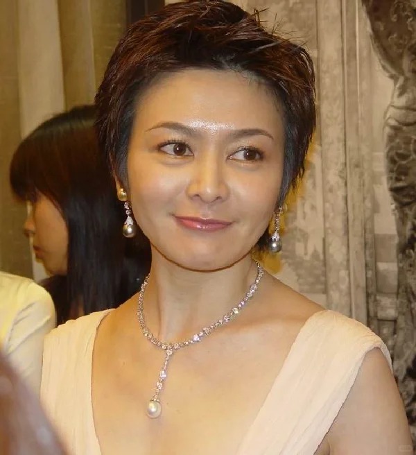 90年代第一美女激罕現身名媛聚會！防腐級顏值震撼網民：真係冇老過