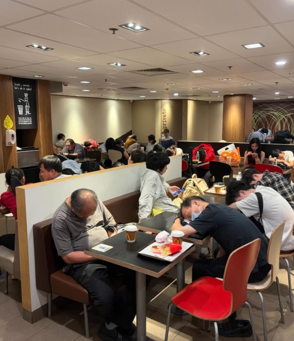 十一黃金周|24小時麥當勞睡滿背囊客 周圍擺滿行李店員每小時叫醒一次