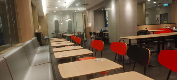 十一黃金周|24小時麥當勞睡滿背囊客 周圍擺滿行李店員每小時叫醒一次