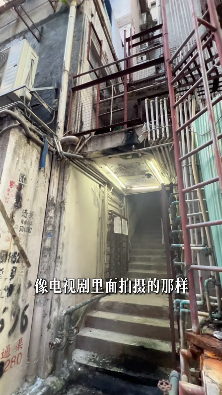 開箱月租$2000「九龍城寨風」單位！奪命斜樓梯+棺材床位！網民極震驚：倒貼都唔住