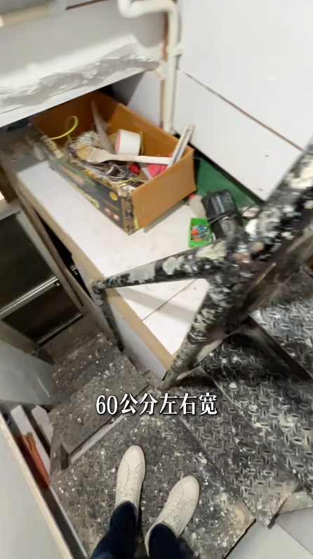 開箱月租$2000「九龍城寨風」單位！奪命斜樓梯+棺材床位！網民極震驚：倒貼都唔住