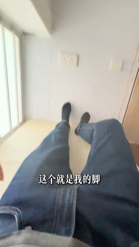 開箱月租$2000「九龍城寨風」單位！奪命斜樓梯+棺材床位！網民極震驚：倒貼都唔住