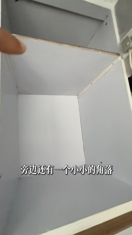 開箱月租$2000「九龍城寨風」單位！奪命斜樓梯+棺材床位！網民極震驚：倒貼都唔住
