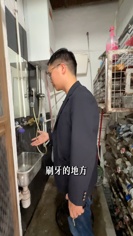 開箱月租$2000「九龍城寨風」單位！奪命斜樓梯+棺材床位！網民極震驚：倒貼都唔住