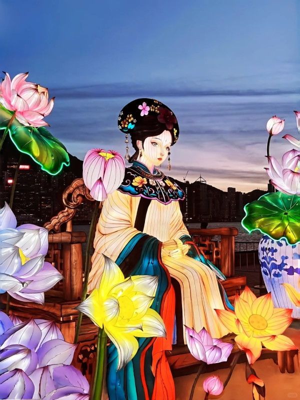 西九花燈12.8米「紫霞仙子」引發兩極評價：萬聖節到了vs非遺花燈特別 