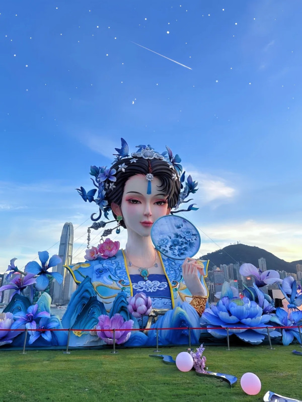 西九花燈12.8米「紫霞仙子」引發兩極評價：萬聖節到了vs非遺花燈特別 