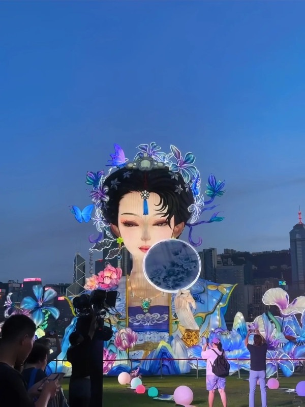 西九花燈12.8米「紫霞仙子」引發兩極評價：萬聖節到了vs非遺花燈特別 