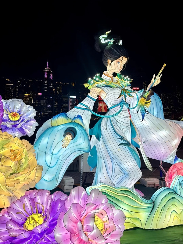 西九花燈12.8米「紫霞仙子」引發兩極評價：萬聖節到了vs非遺花燈特別 