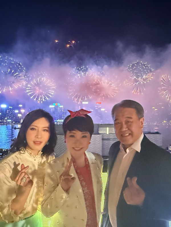 54歲陳松伶最新近照曝光驚人狀態 瘦回巔峰女人味滿瀉驚艷網民︰唔同晒！