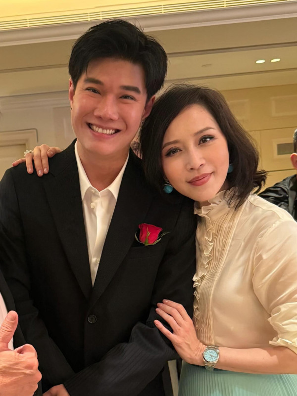 54歲陳松伶最新近照曝光驚人狀態 瘦回巔峰女人味滿瀉驚艷網民︰唔同晒！