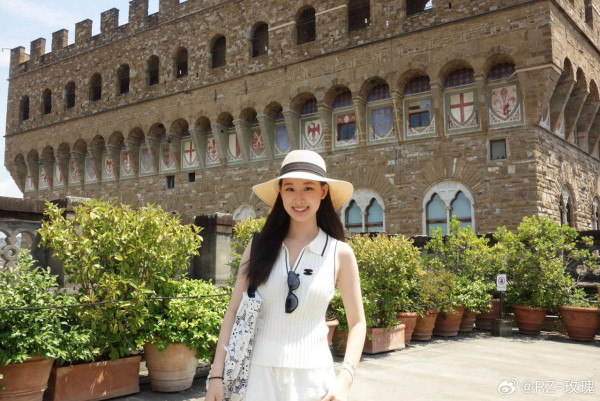 武打巨星18歲大女瑞士名校畢業氣質出眾！成人禮撰長文感激父母︰把我寵成了最幸福的孩子