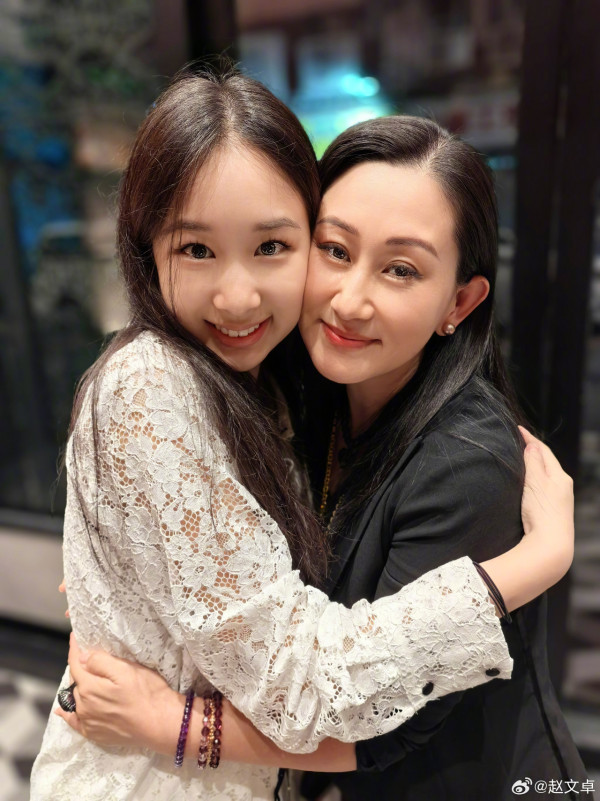武打巨星18歲大女瑞士名校畢業氣質出眾！成人禮撰長文感激父母︰把我寵成了最幸福的孩子