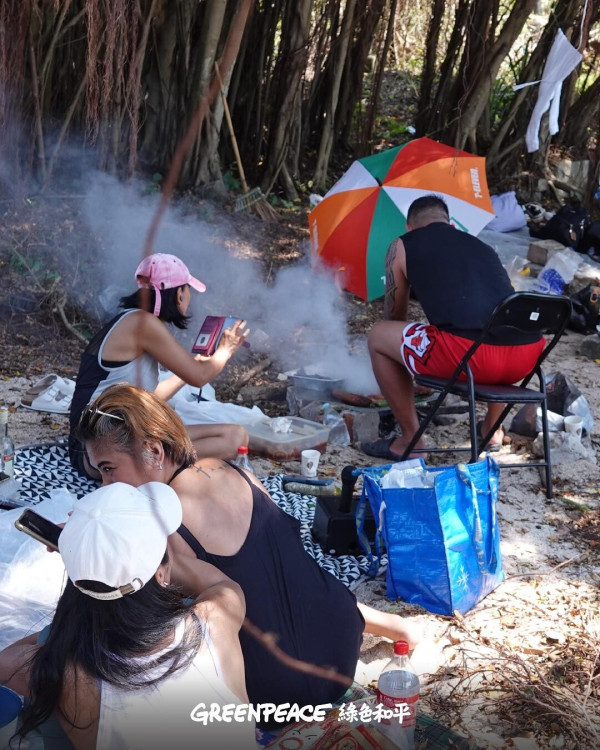 十一假期逾4000遊客逼爆西貢橋咀！活捉海星海膽+亂拋垃圾+違法生火煮食！網民：要設立入場管制