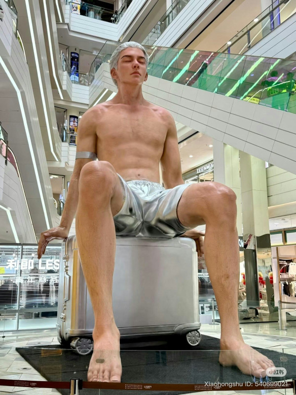 十一黃金周搶人流!內地商場驚現10米高塑像 造價過百萬激似真人栩栩如生