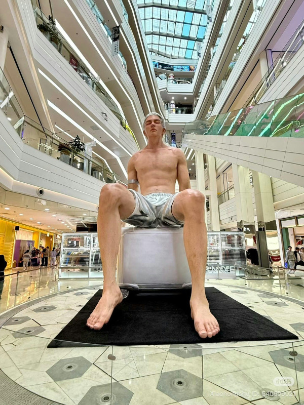 十一黃金周搶人流!內地商場驚現10米高塑像 造價過百萬激似真人栩栩如生