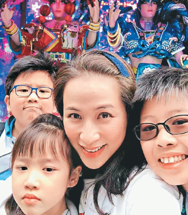 最性感港姐親揭被前男友誘騙拍裸照 一原因保留相片：畀晒仔女睇！