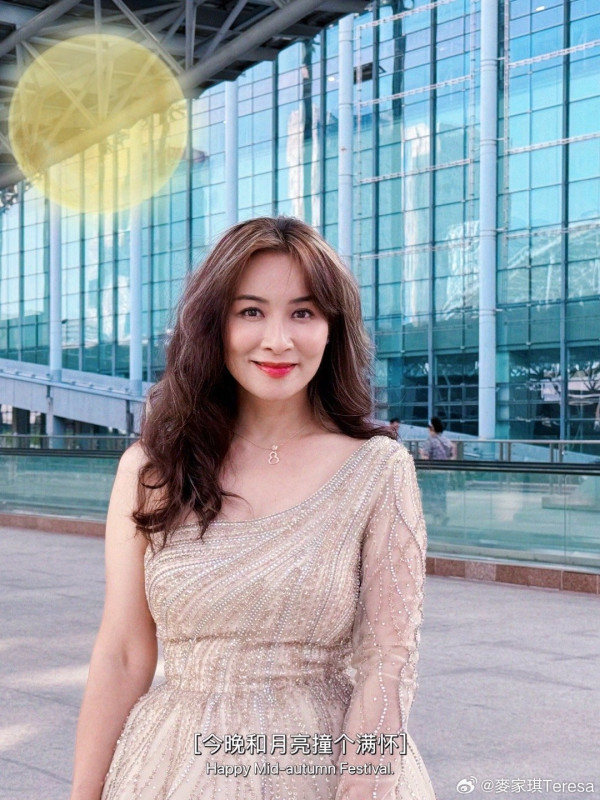 最性感港姐親揭被前男友誘騙拍裸照 一原因保留相片：畀晒仔女睇！
