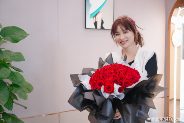 最性感港姐親揭被前男友誘騙拍裸照 一原因保留相片：畀晒仔女睇！
