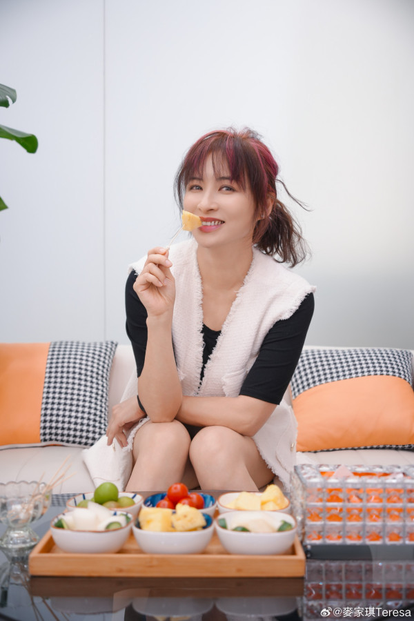 最性感港姐親揭被前男友誘騙拍裸照 一原因保留相片：畀晒仔女睇！