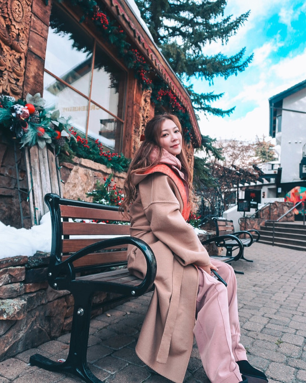 33歲前TVB索爆人妻生日罕晒惹火身材 躺大床晒深V事業線畫面香艷極吸睛