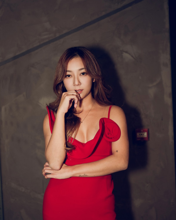 33歲前TVB索爆人妻生日罕晒惹火身材 躺大床晒深V事業線畫面香艷極吸睛