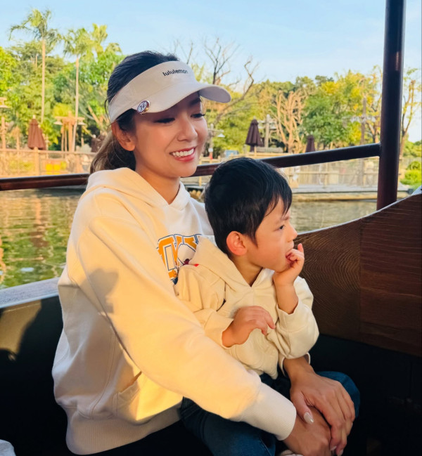 32歲前TVB人妻罕晒火辣泳衣照派福利！出水芙蓉深溝事業線震撼網民眼球