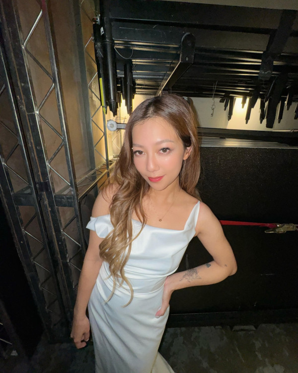 33歲前TVB索爆人妻生日罕晒惹火身材 躺大床晒深V事業線畫面香艷極吸睛