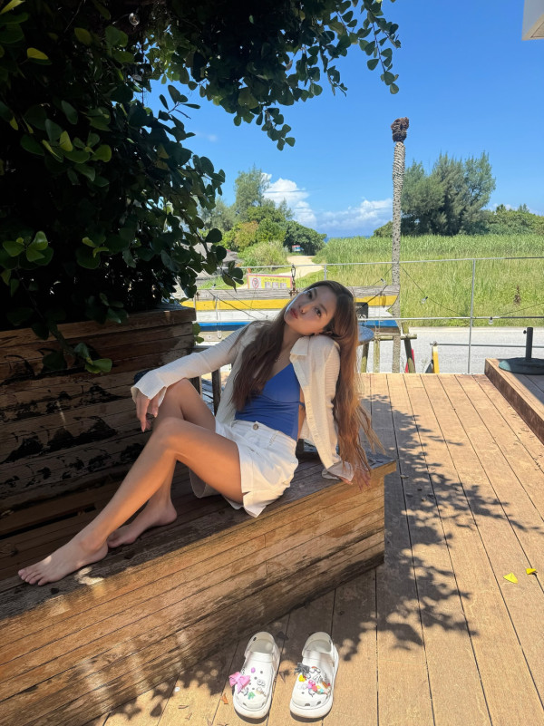 33歲前TVB索爆人妻生日罕晒惹火身材 躺大床晒深V事業線畫面香艷極吸睛