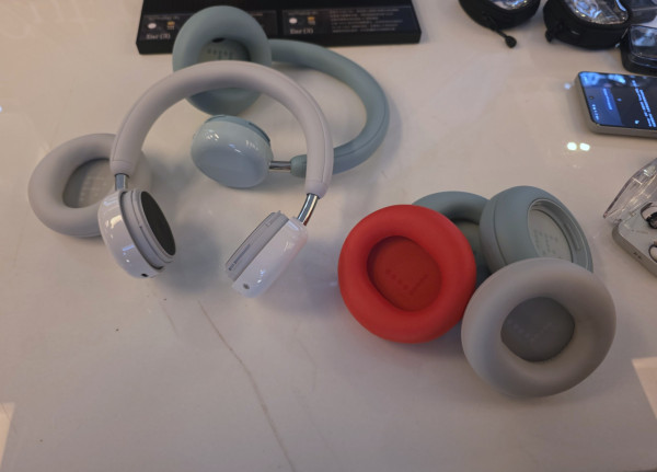 CMF Headphone Pro 首創模組化頭戴式耳機 100 小時超強續航玩出個人化風格