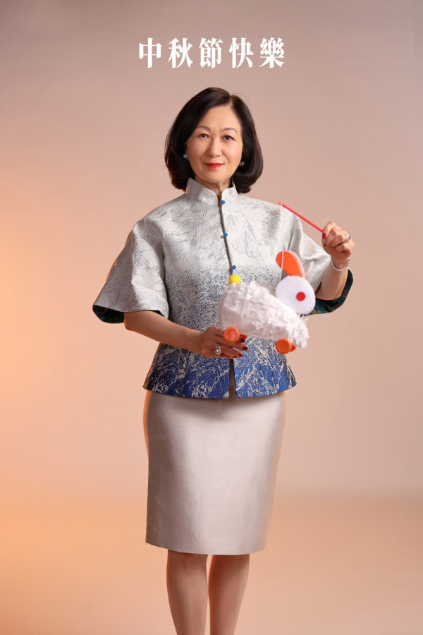 葉劉中秋2025｜姐姐旗袍look同大家食月餅猜燈謎／網民：最期待的畫面  