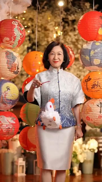 葉劉中秋2025｜姐姐旗袍look同大家食月餅猜燈謎／網民：最期待的畫面  