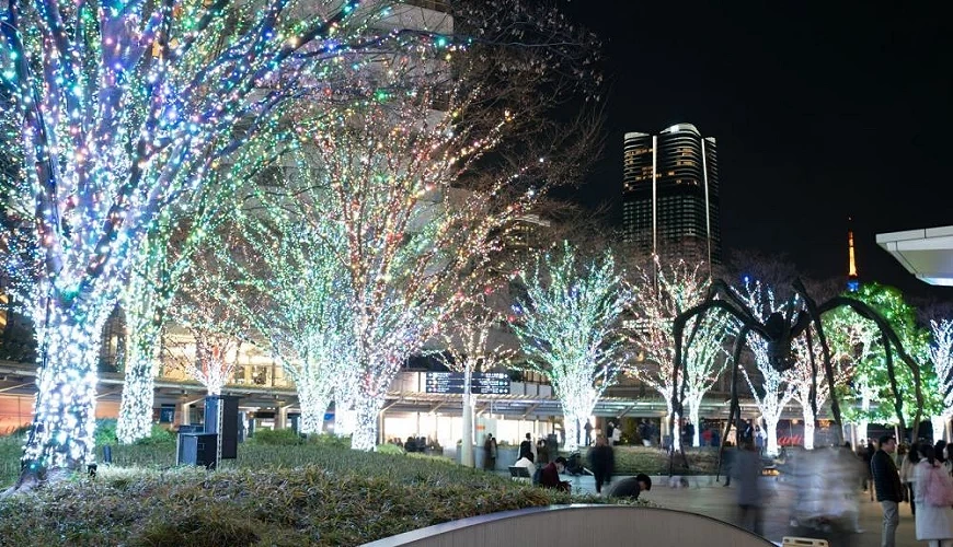 【六本木之丘聖誕2025】必逛3景點！銀光大道百萬顆燈飾+德國小鎮掃街頭小吃 