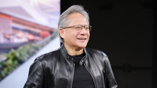 黃仁勳預言AI時代2大搶手工作！年薪可達80萬 無需大學學歷就做到