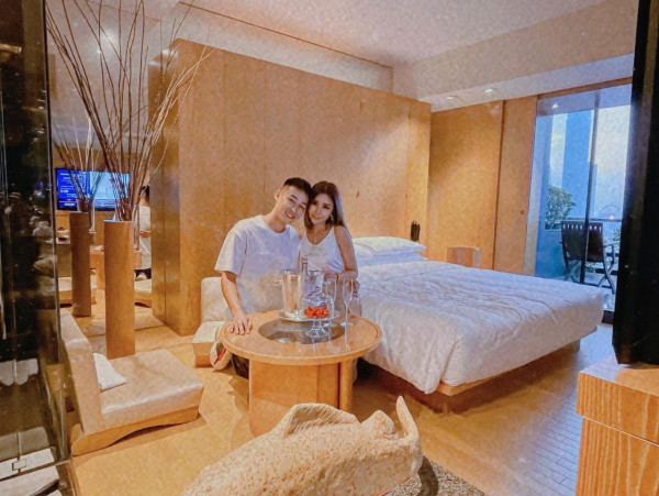 30歲TVB小生驚喜宣布求婚成功 破格婚照曬巨鑽放閃：「From ME to WE」