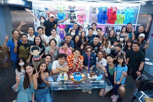 30歲TVB小生驚喜宣布求婚成功 破格婚照曬巨鑽放閃：「From ME to WE」