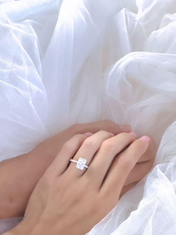 30歲TVB小生驚喜宣布求婚成功 破格婚照曬巨鑽放閃：「From ME to WE」