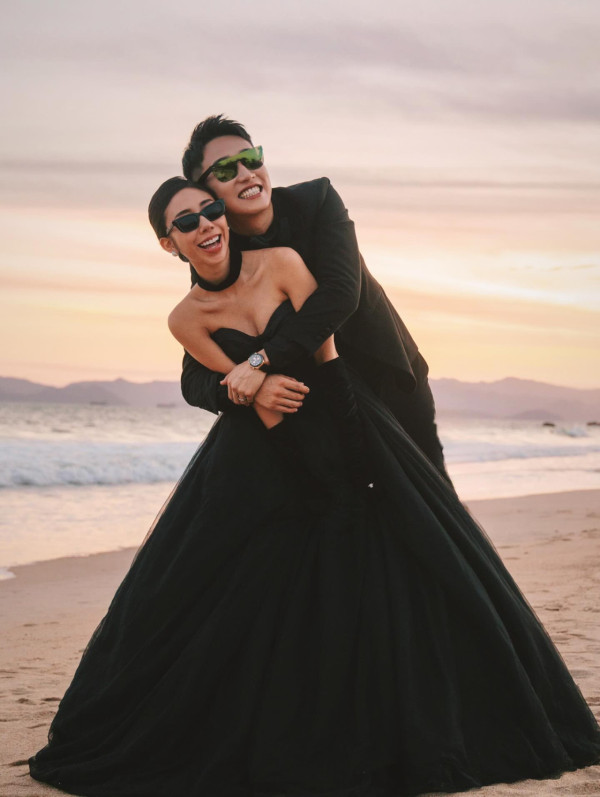 30歲TVB小生驚喜宣布求婚成功 破格婚照曬巨鑽放閃：「From ME to WE」