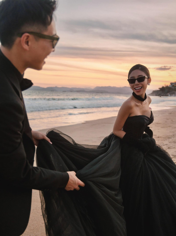 30歲TVB小生驚喜宣布求婚成功 破格婚照曬巨鑽放閃：「From ME to WE」