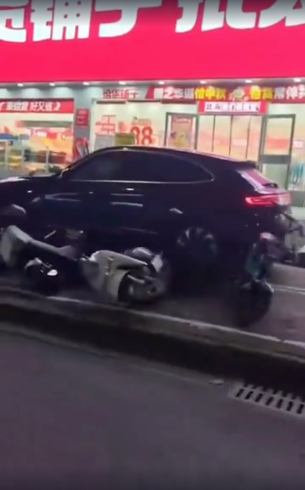 自動駕駛噩夢 無人車失控街頭亂撞 網民：自動駕駛變自動攞命？