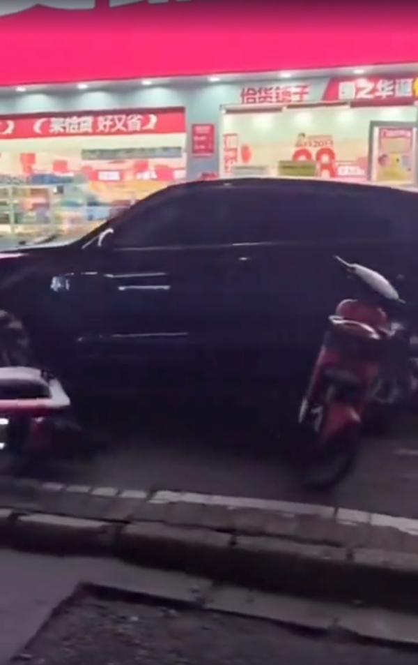 自動駕駛噩夢 無人車失控街頭亂撞 網民：自動駕駛變自動攞命？