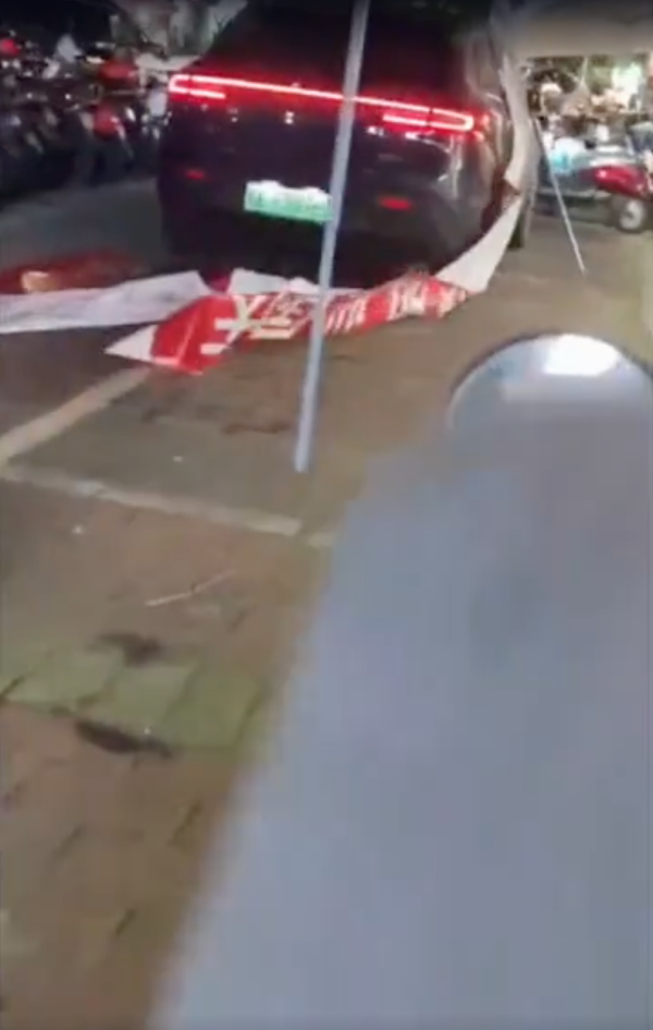 自動駕駛噩夢 無人車失控街頭亂撞 網民：自動駕駛變自動攞命？