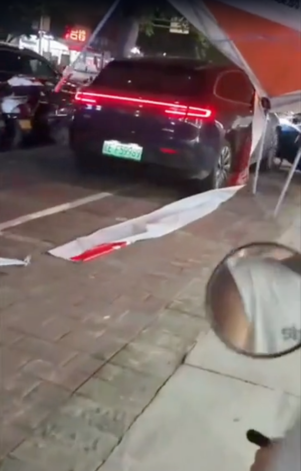 自動駕駛噩夢 無人車失控街頭亂撞 網民：自動駕駛變自動攞命？