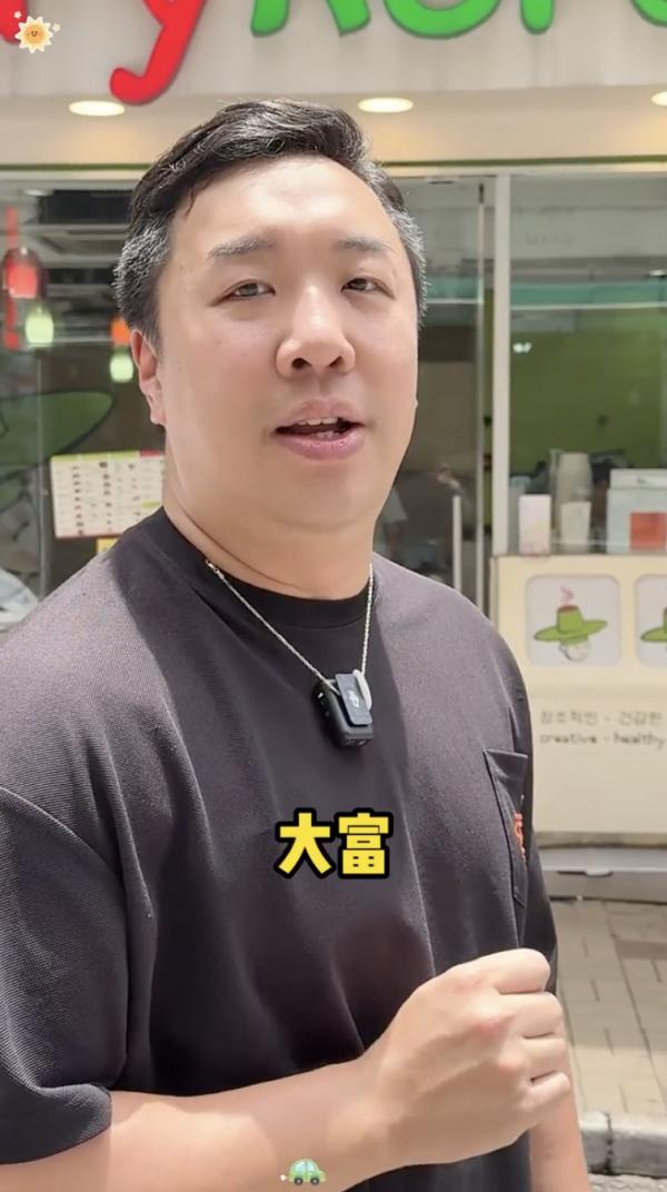 片主認為，在香港擁有自己的私家車，已代表有一定財政實力。（截圖：小紅書）